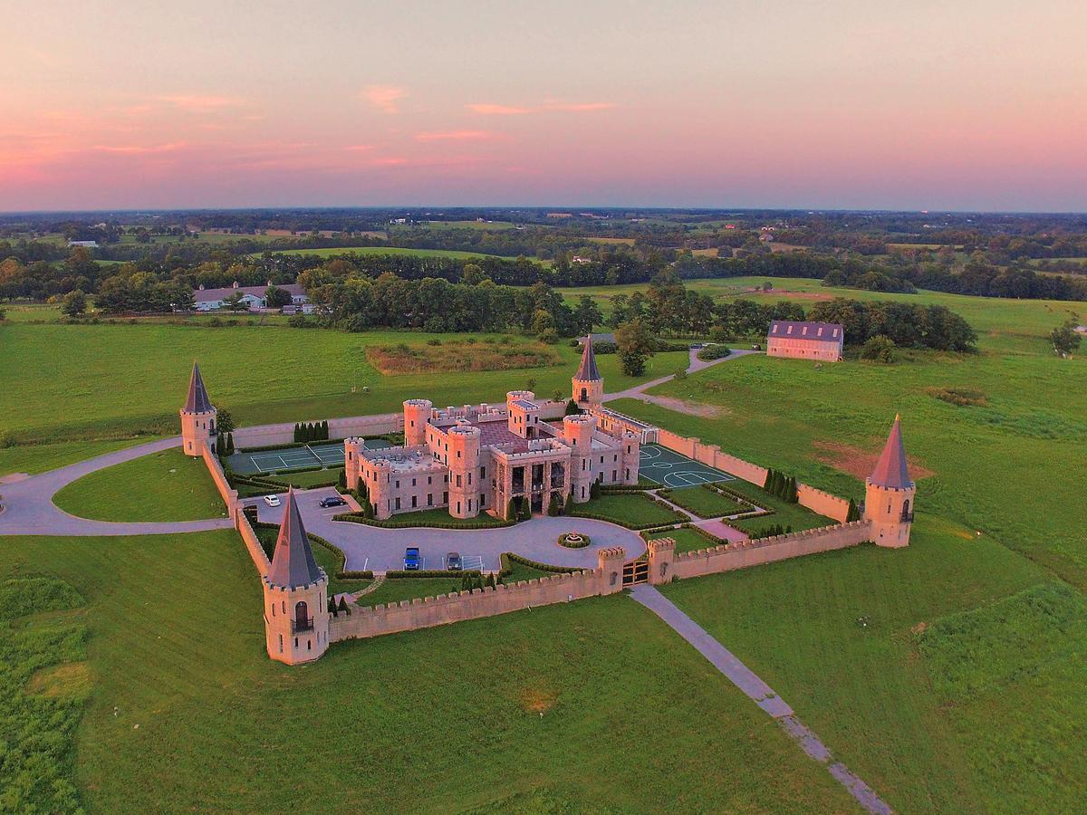 Kentucky Castle Hotell Versailles Exteriör bild